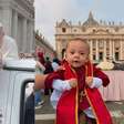 Fofura! Bebê brasileiro vestido de papa recebe a benção de Leão XIV