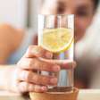 Os benefícios reais de beber água e limão pela manhã, segundo os nutricionistas