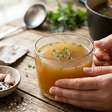 O segredo do colágeno: veja como preparar o caldo de ossos para beneficiar pele e articulações