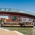 Com seus 94 metros de extensão e degraus de vidro e pedra, a ponte de Calatrava de 2008 tornou-se o acesso mais polêmico e moderno de Veneza