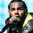 6ix9ine comemora saída da prisão exibindo brinquedo do Bob Esponja autografado por Maduro