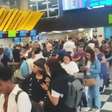 'Tô aqui preso no avião querendo decolar': passageiros reclamam de pane que fechou aeroportos de SP