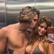 Atriz de 'Coração Acelerado' surge em clima de romance com o namorado atleta em resort de luxo