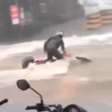 Motociclista perde o controle em enxurrada, é levado pela correnteza e resgatado; assista