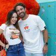 Larissa Manoela usa camiseta de 'Carros' na exposição 'Mundo Pixar'