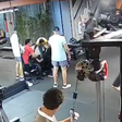 Jovem tem os dois joelhos quebrados após aparelho de academia ceder com 180 kg