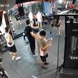 Jovem tem os dois joelhos quebrados após aparelho de academia ceder com 180 kg