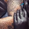 Ciência da pele: Como o corpo humano reage a tatuagens e por que a tinta permanece