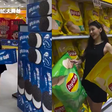 Loja na China viraliza ao vender 'biscoitos e salgadinhos gigantes'; veja vídeo