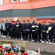 Delegação do PSG presta homenagem a Diogo Jota em memorial de Anfield