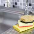 Como desinfetar a esponja de cozinha corretamente: o método de 2 minutos que funciona de verdade
