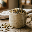 Café verde promete auxiliar na perda de peso, mas seu segredo não é a cafeína: a ciência aponta para algo que desaparece durante a torrefação