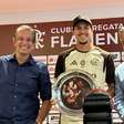 Pedro recebe homenagem do Flamengo por recorde quebrado no Fla-Flu