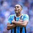 Com negociações avançadas, Grêmio deve renovar contrato de Carlos Vinícius por mais dois anos