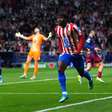 Atlético de Madrid perde para o Barcelona, mas avança à semifinal da Champions