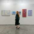Marina Ruy Barbosa visita SP-Arte com roteiro desenvolvido pela curadora de artes da Daslu