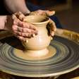 Não é terapia, mas é terapêutico: os benefícios da cerâmica como hobby