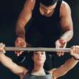 Barras ou halteres? Saiba qual é melhor para ganhar volume no peitoral