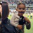 Mavie viraliza ao 'explicar' gritos da torcida do Santos por Neymar: 'Ele é famoso'
