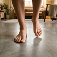 O piso de cimento queimado mais eficiente para casas compactas, conforto térmico e praticidade em um design moderno de 50 metros quadrados