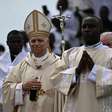 'Humanidade sente fome de paz', diz Papa em missa para 120 mil em Camarões