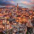 A cidade italiana habitada continuamente há 9 mil anos onde as pessoas modernas vivem em cavernas pré-históricas