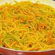 Macarrão soltinho com abobrinha e cenoura refogada, para uma refeição rápida e gostosa