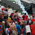 Superclássico paraguaio é suspenso após violência nas arquibancadas; veja
