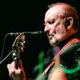 Colin Hay fala sobre relação com os hits e turnê do Men At Work no Brasil
