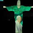 Um ano sem papa Francisco: Cristo Redentor recebe iluminação especial em sua memória