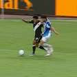 'Segura a camisa do defensor em todo momento': ouça áudio do VAR de gol anulado do Vasco