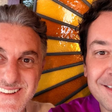 Luciano Huck encontra Jimmy Fallon e brinca: 'É inteligência artificial?'