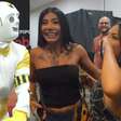 Ex-BBBs Marciele e Gabi reencontram Dummy 'gigante' sem fantasia e ficam encantadas: 'Grandão'