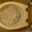 Truque do gelo no vaso sanitário funciona mesmo? Veja porque essa técnica ficou popular e como fazer em casa