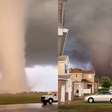 Vídeos mostram passagem de tornado que destruiu casas e arrancou postes em Oklahoma (EUA)