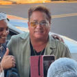 Mesmo com o olho roxo, Leonardo dá show de simpatia e atende dezenas de fãs em MG
