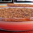 Sobremesa gelada de chocolate muito cremosa e fácil de fazer, que será um sucesso em sua casa