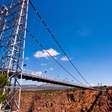 Com 291 metros de altura sobre o Rio Arkansas, a ponte suspensa americana virou um recorde de engenharia e aventura desde sua construção em 1929