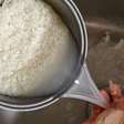 Cozinheiros e especialistas concordam sobre se o arroz deve ser lavado antes do cozimento: "Isso melhora visivelmente muitas variedades."