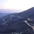 Com curvas fechadas e 1.934 metros de altitude, a estrada nos Emirados Árabes corta a montanha mais alta do país como um milagre do asfalto