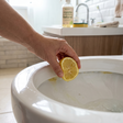 Limão no vaso sanitário: esse truque realmente funciona?