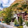 Situada a 1.608 metros de altitude aos pés do Matterhorn, a vila suíça proibida para carros virou o maior símbolo mundial do turismo alpino