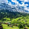Situada a 1.034 metros de altitude aos pés do Eiger, a vila suíça virou um lendário centro alpino de aventura e esqui no coração da Europa