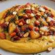 Purê de banana-da-terra cremoso com abacaxi agridoce e bacon