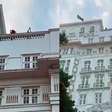 Rainha acessível: Shakira acena do alto do Copacabana Palace e leva fãs à loucura no RJ