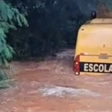 Ônibus escolar é arrastado por correnteza e fica 'ilhado' em enchente no interior do Paraná; veja vídeo