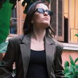 Larissa Manoela acerta no estilo corpcore com conjunto de alfaiataria em risca-de-giz