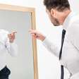 O espelho não inverte o mundo: o curioso paradoxo da reflexão e o erro que nossa mente insiste em repetir