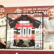 Léo Pereira recebe homenagem do Flamengo pelos 300 jogos