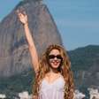 Shakira visita Maracanã e posa com camisa de Flamengo e Fluminense